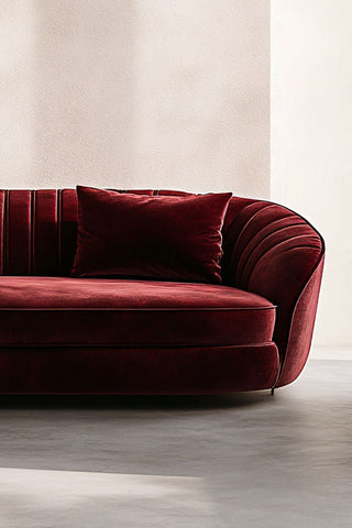 Een rode bank in velvet stof.