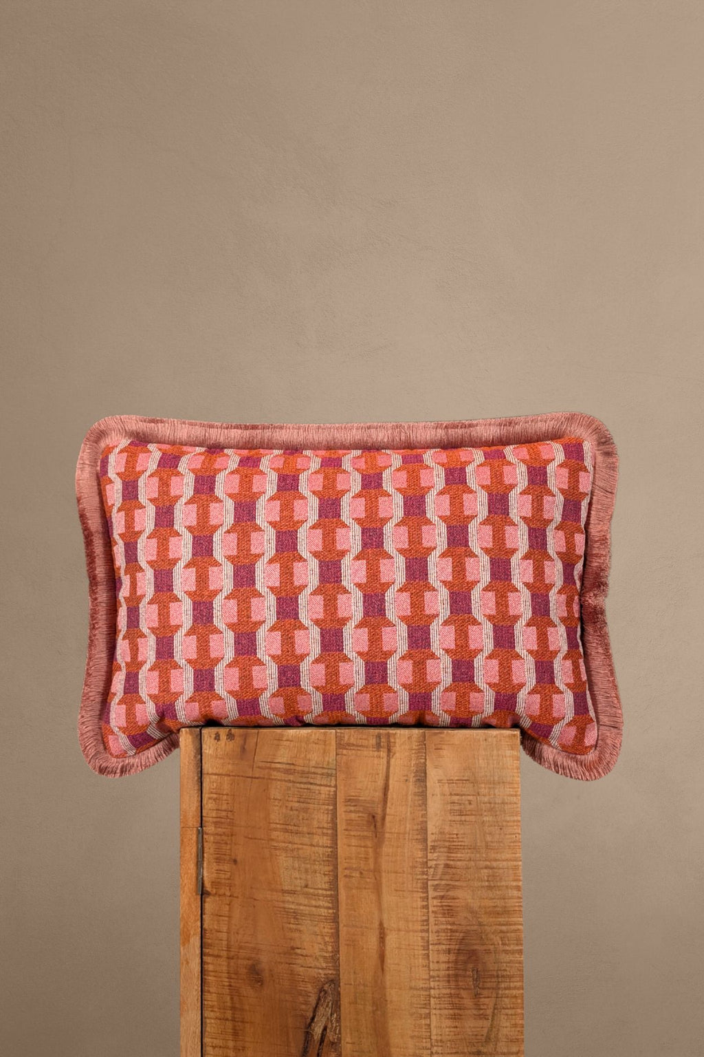 Roze, oranje en paars sierkussen met franjes