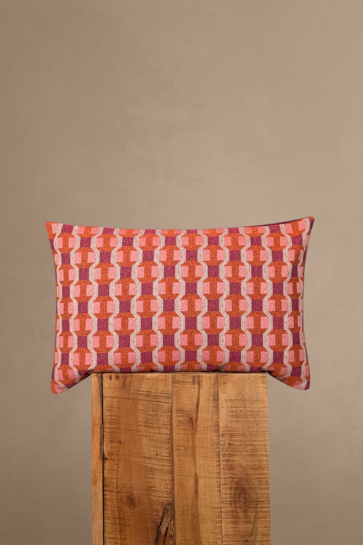 Roze, oranje en paars sierkussen