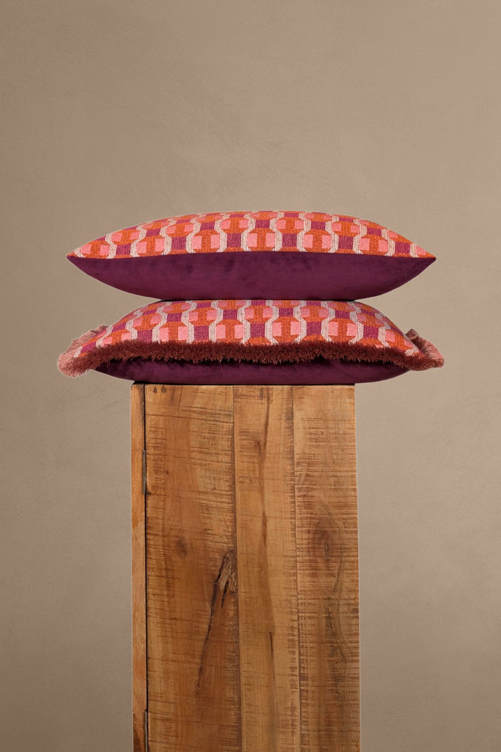 Roze, oranje en paars sierkussen met franjes