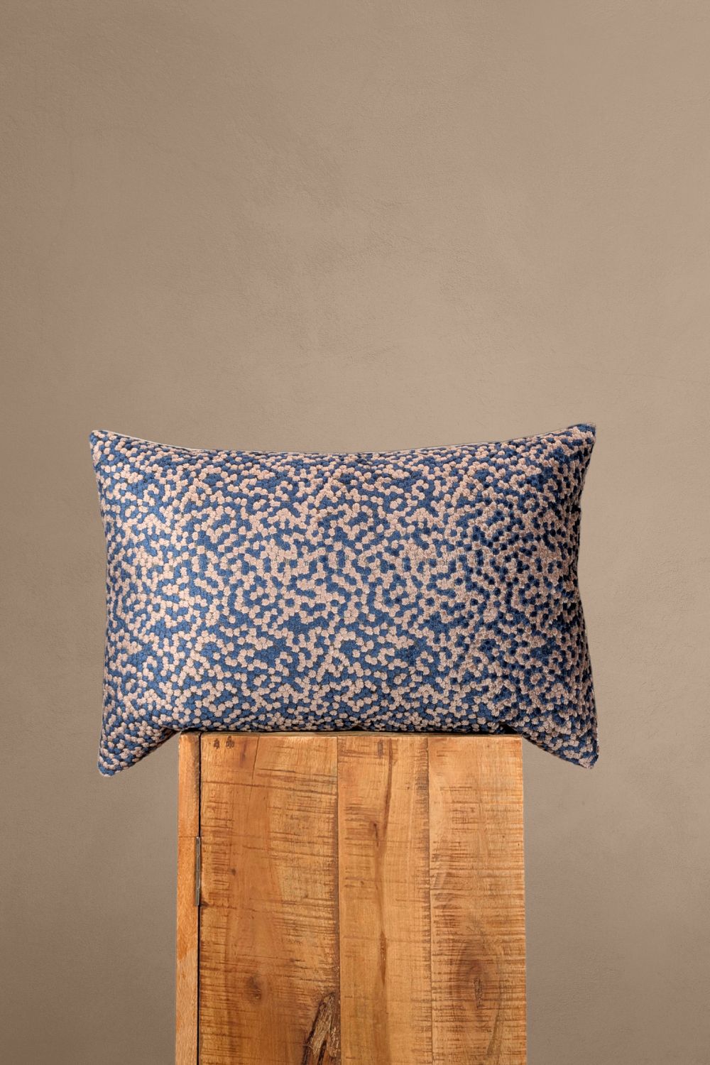 Blauw en beige sierkussen
