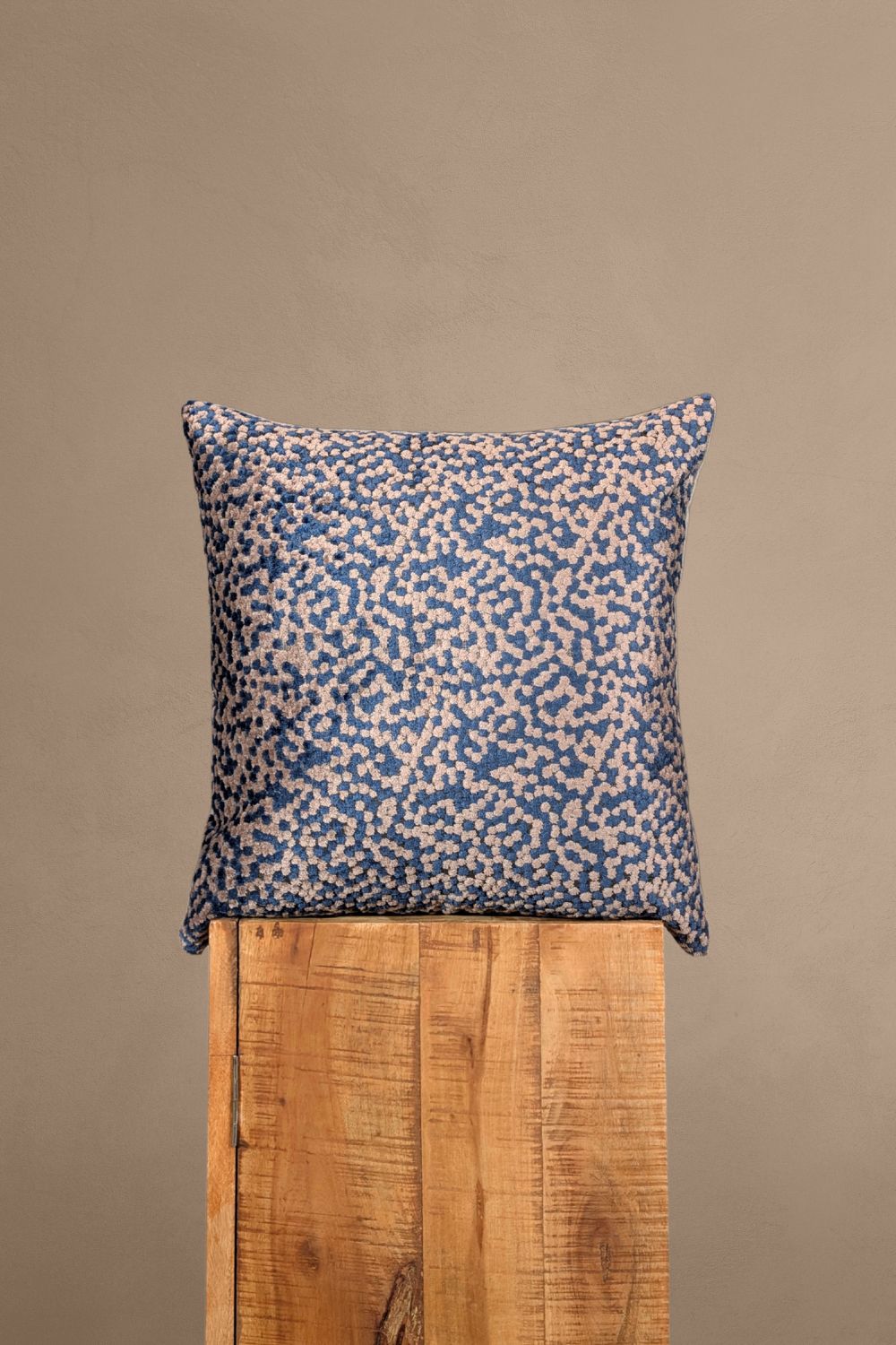 Blauw en beige sierkussen