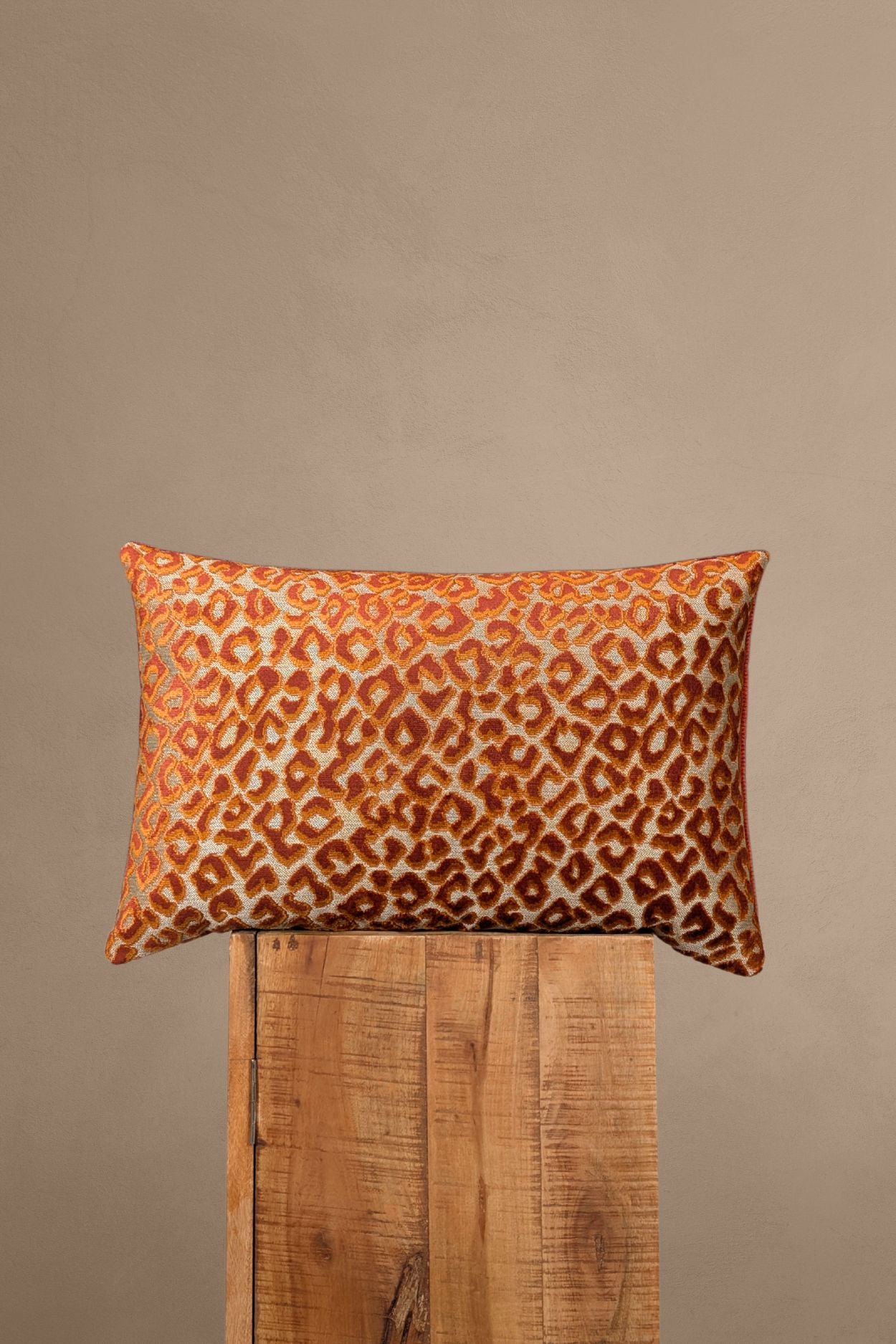 Oranje sierkussen met luipaardprint