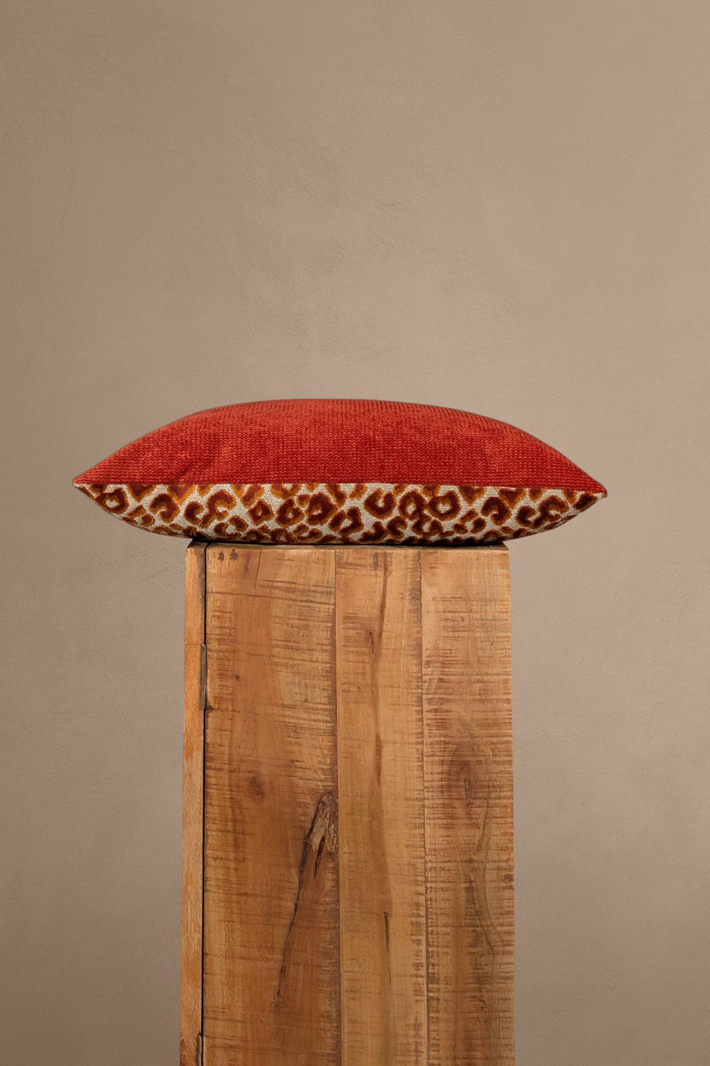 Oranje sierkussen met luipaardprint