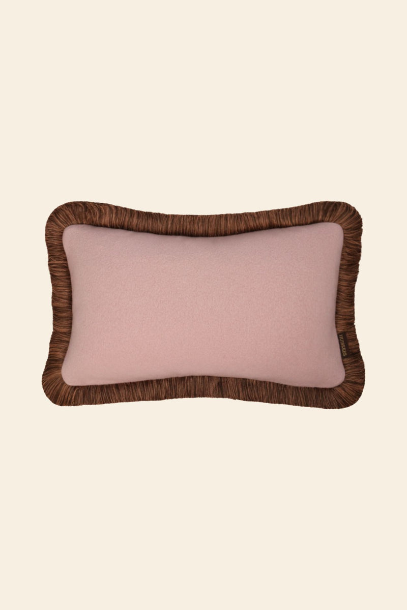 De voorkant van een roze sierkussen met bruine franjes.