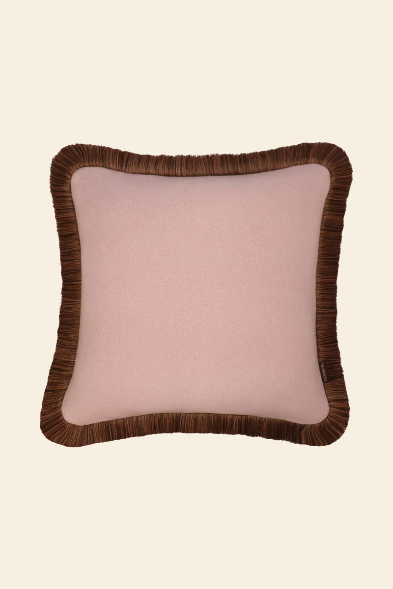 De voorkant van een roze sierkussen in een vierkant formaat met bruine franjes.