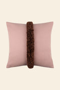 Het vooraanzicht van een luxe roze sierkussen met bruine franjes.