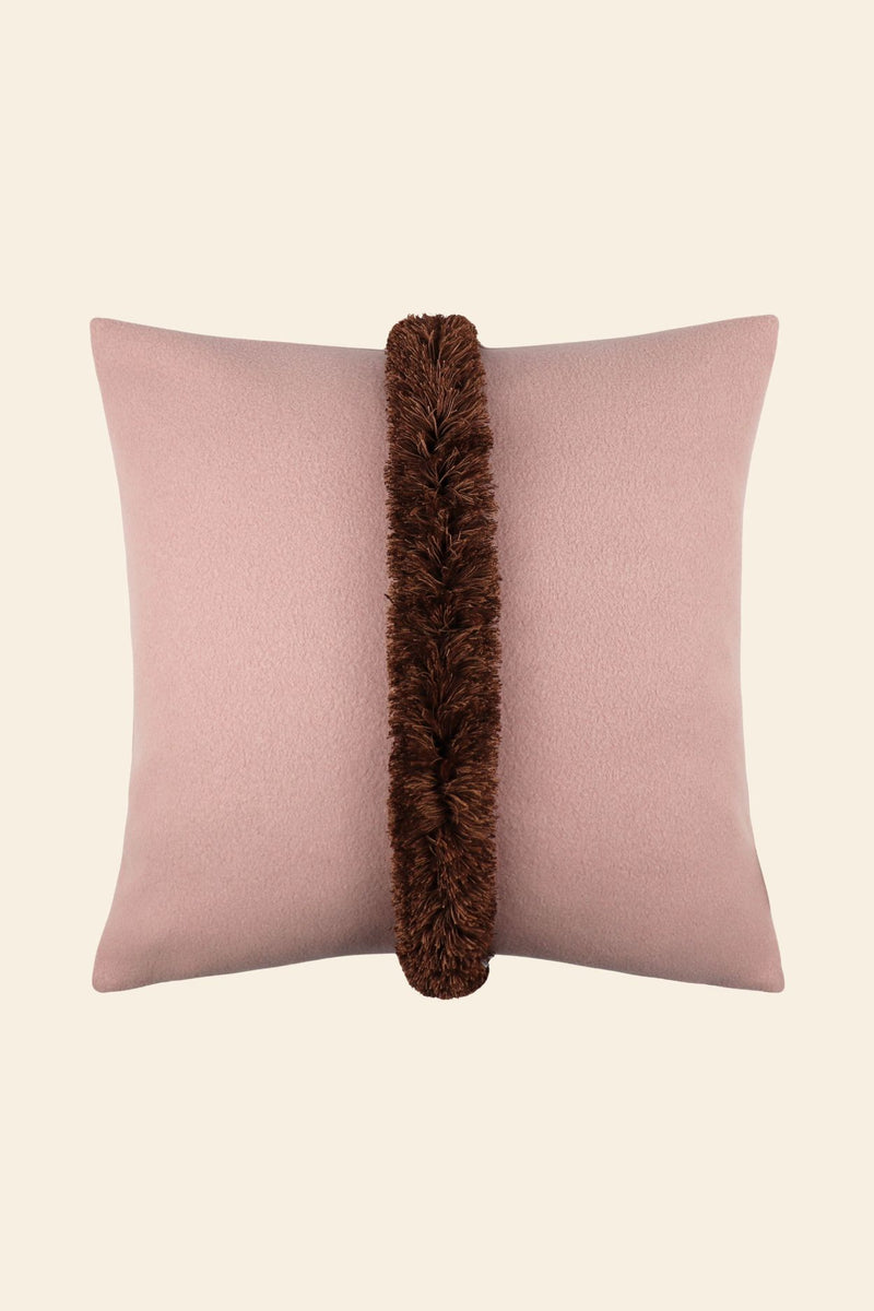 Het vooraanzicht van een luxe roze sierkussen met bruine franjes.