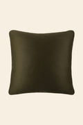 De voorkant van een groen sierkussen in een vierkant formaat.