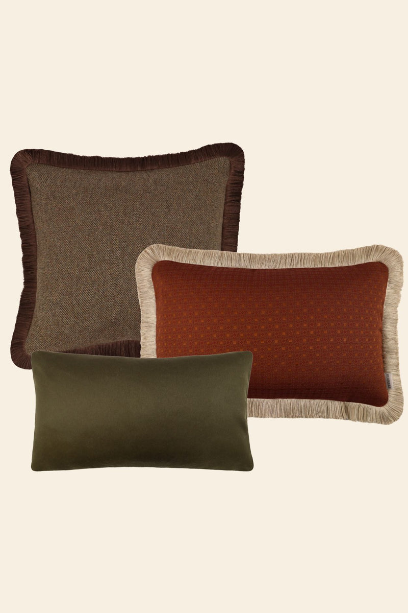 Een sierkussenset met 3 sierkussens met franjes in groene en oranje kleuren.