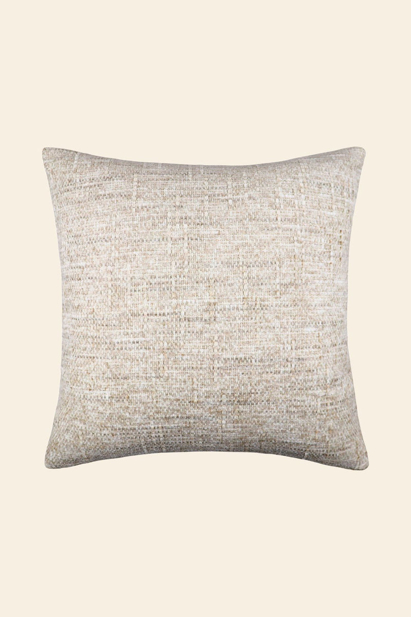 De voorkant van een crème wit sierkussen in een vierkant formaat.