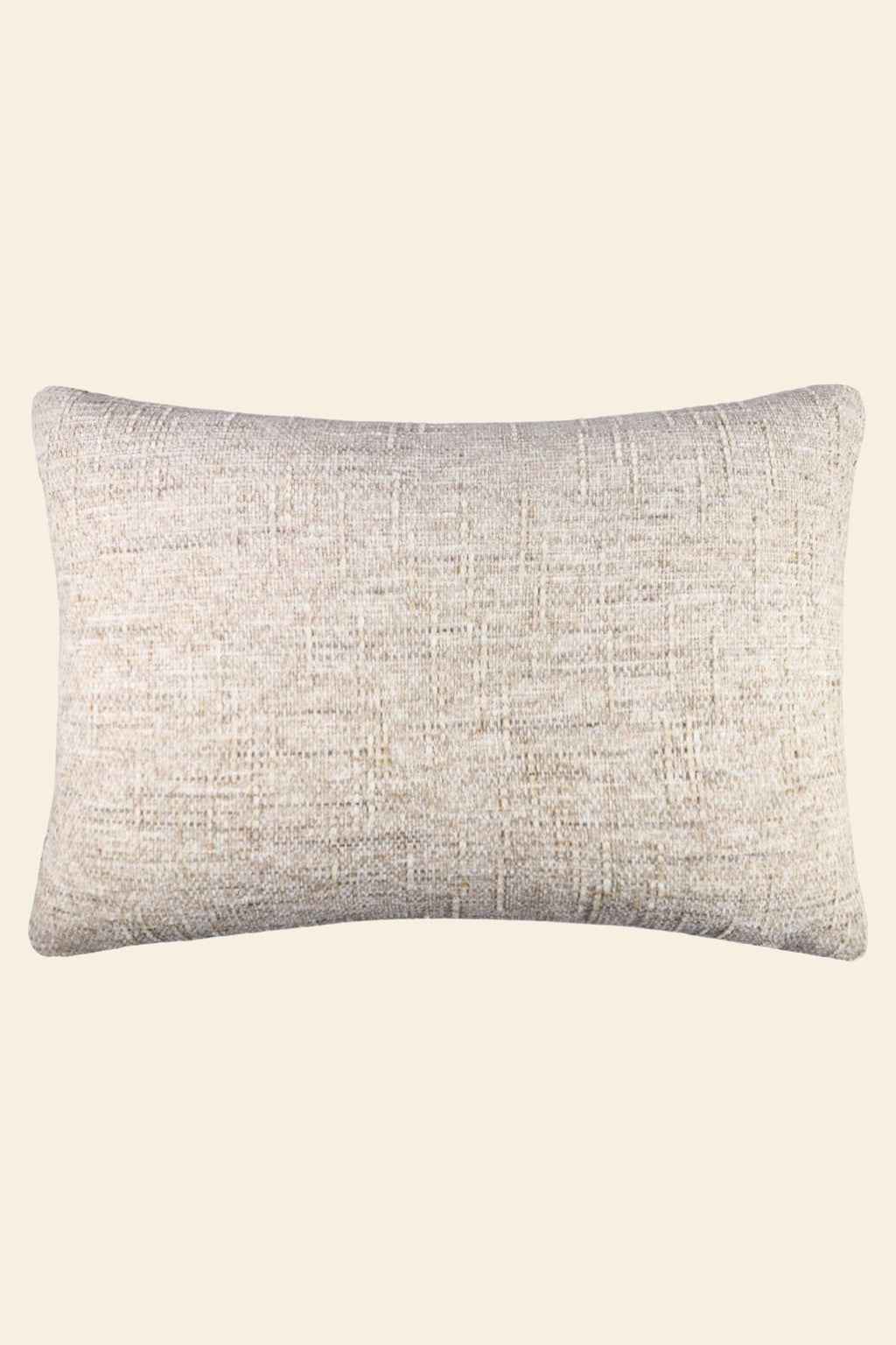 De voorkant van een crème kleurig sierkussen in een extra groot formaat speciaal gemaakt voor op bed.