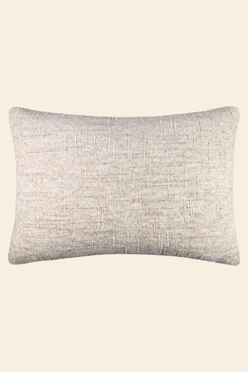 De voorkant van een crème kleurig sierkussen in een extra groot formaat speciaal gemaakt voor op bed.