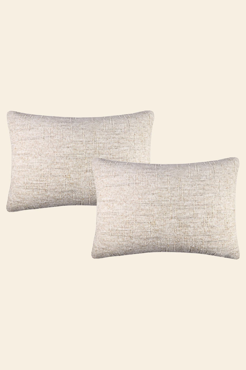 De voorkant van twee crème kleurige sierkussens.