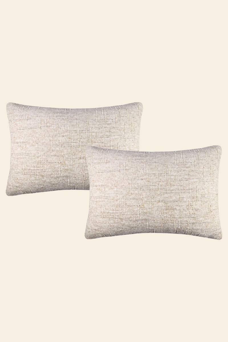 De voorkant van twee crème kleurige sierkussens.