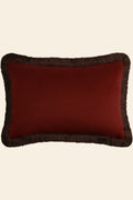Het vooraanzicht van een extra groot sierkussen voor op bed in het donkerrood met bruine franjes.