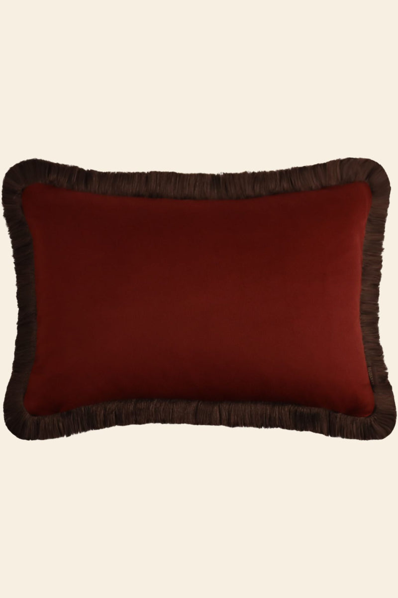 Het vooraanzicht van een extra groot sierkussen voor op bed in het donkerrood met bruine franjes.