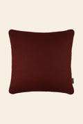 De voorkant van een bordeauxrood sierkussen.