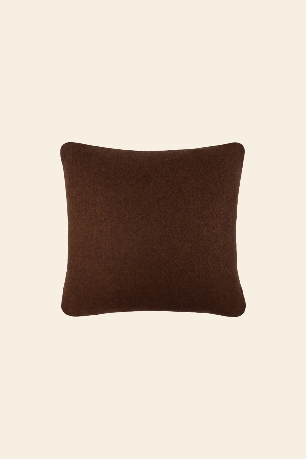 De voorkant van een bruin sierkussen in een vierkant formaat.