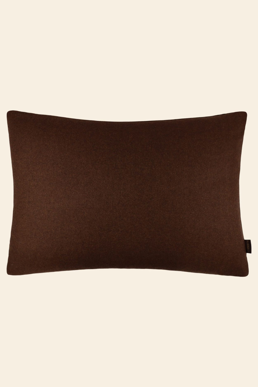 De voorkant van een wollen bruin sierkussen in een extra groot formaat.