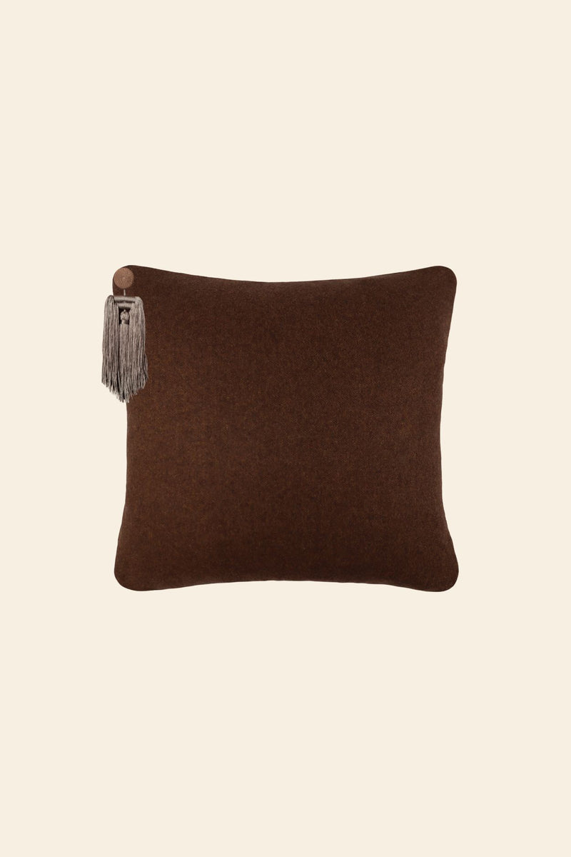 Bruin sierkussen met kwastje.