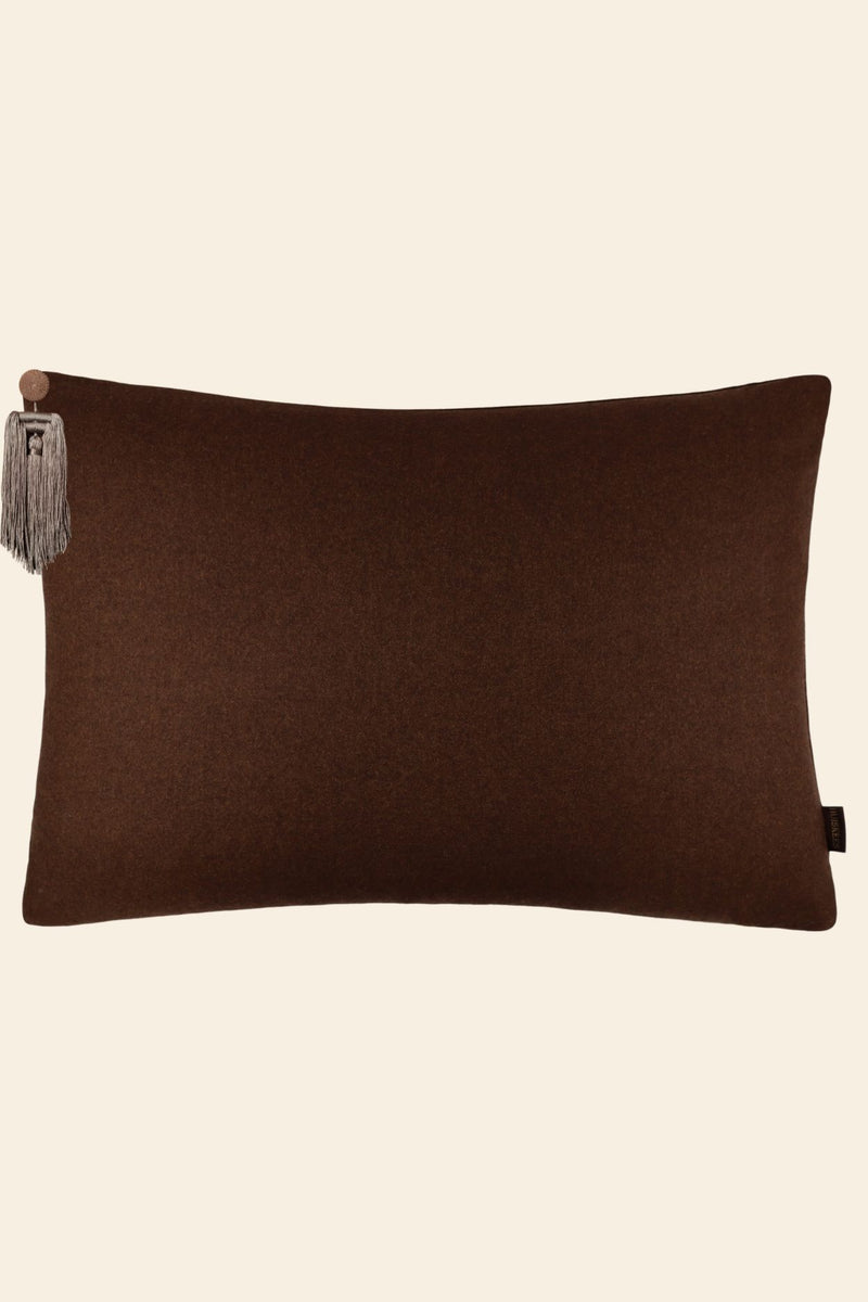 Bruin sierkussen in een extra groot formaat met kwastje.