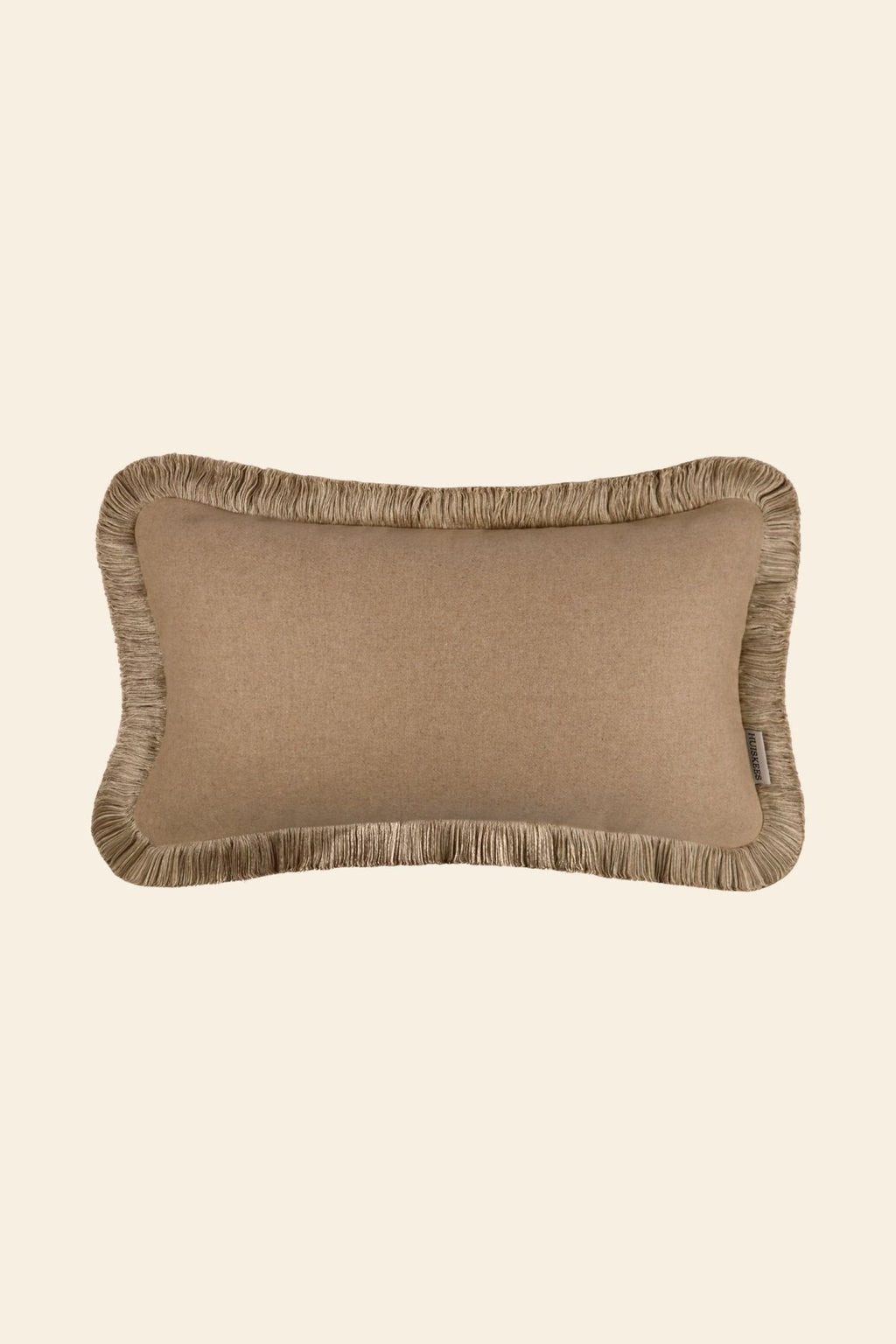 Beige sierkussen met beige franjes in een rechthoekig formaat.