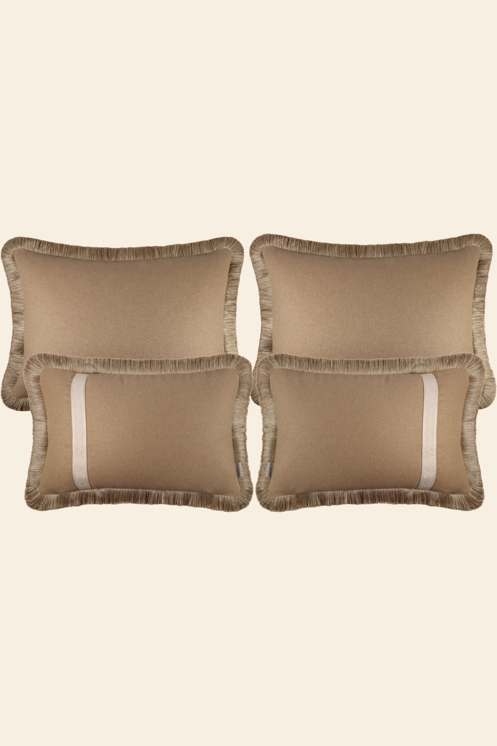 Sierkussenset met beige sierkussens in rechthoekige formaten, ideaal voor op bed.
