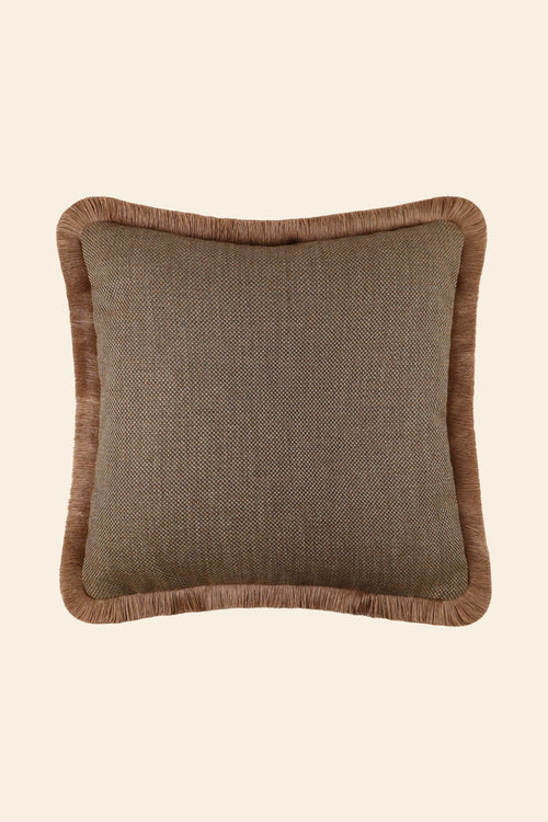 De voorkant van een bruin sierkussen met franjes.