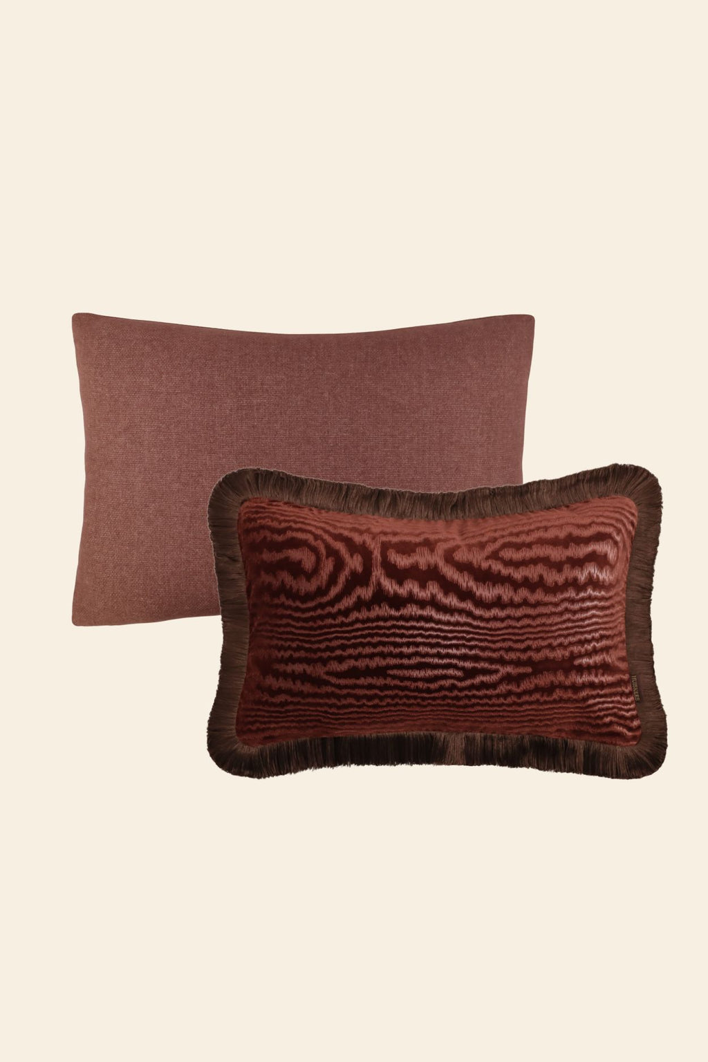 Twee rechthoekige roze sierkussens.