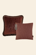 Een sierkussenset met 2 roze sierkussens met franjes en kwastjes.