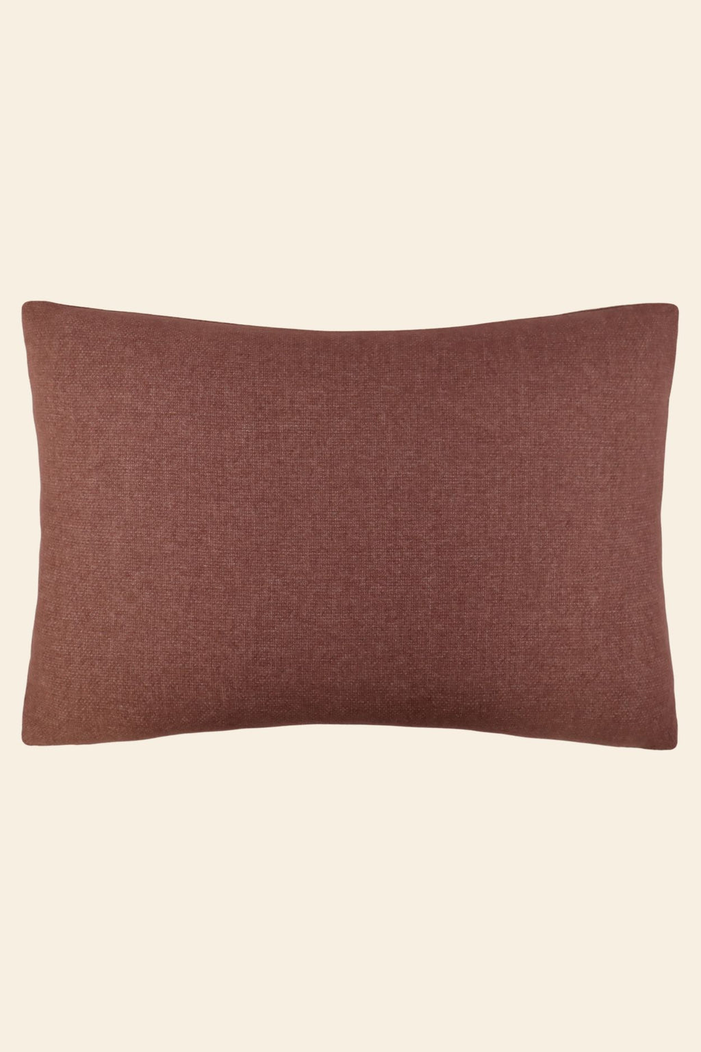 De voorkant van een roze wollen sierkussen in een extra groot formaat.