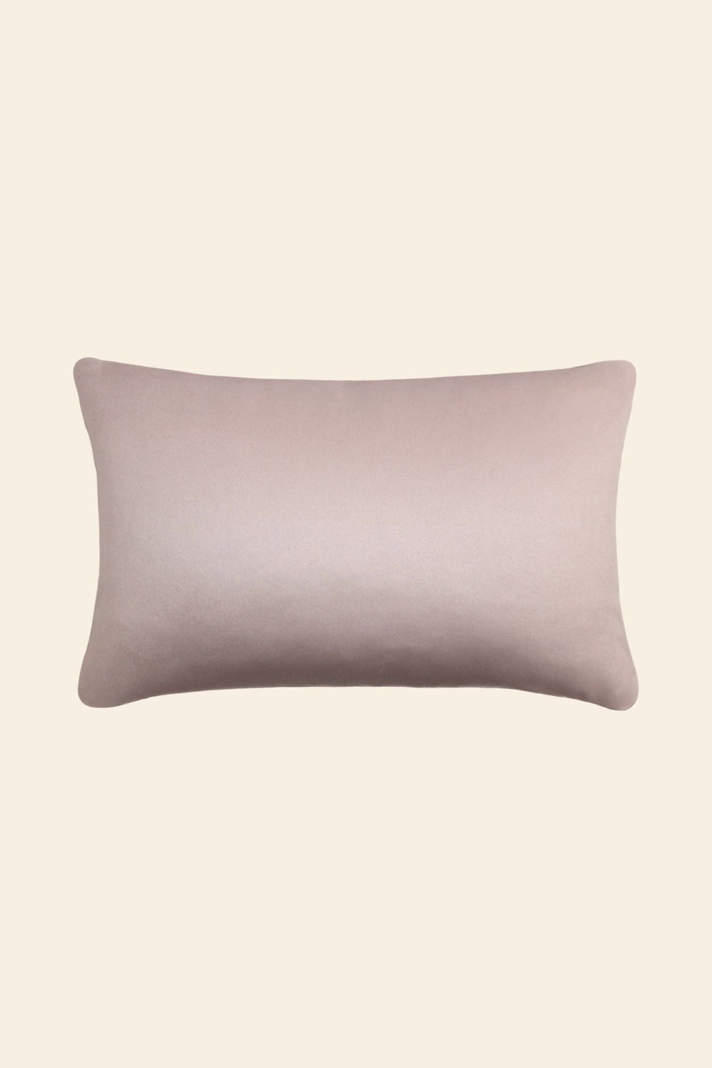 De voorkant van een lichtroze sierkussen.