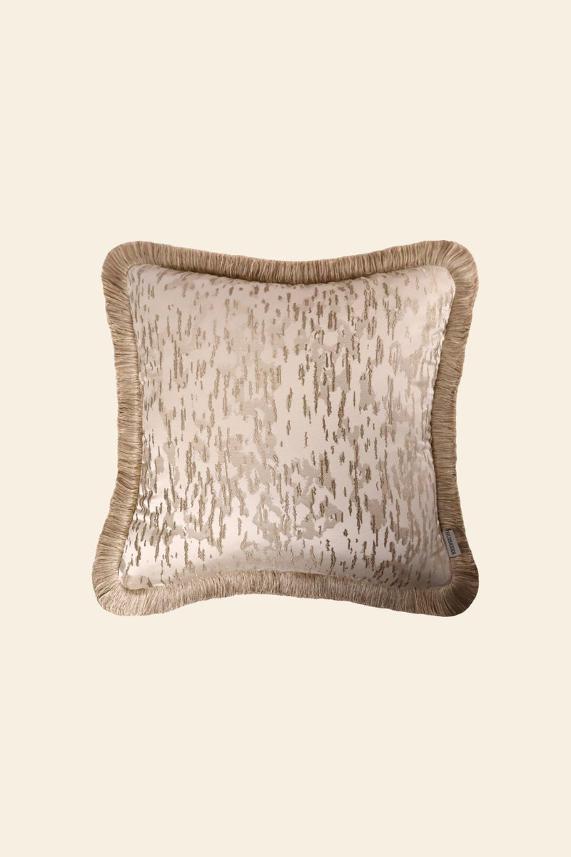 De voorkant van een luxe beige sierkussen met beige franjes.