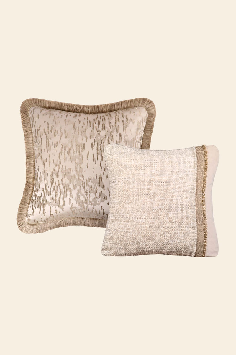 De voorkant van 2 beige sierkussens samengevoegd als set.