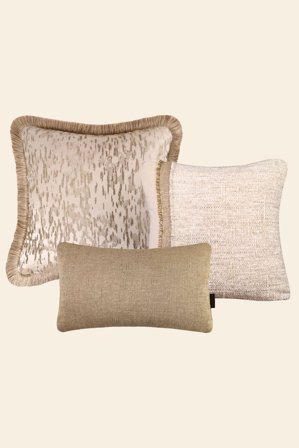 Sierkussenset met 3 kussens in het beige en diverse maten voor op de bank.