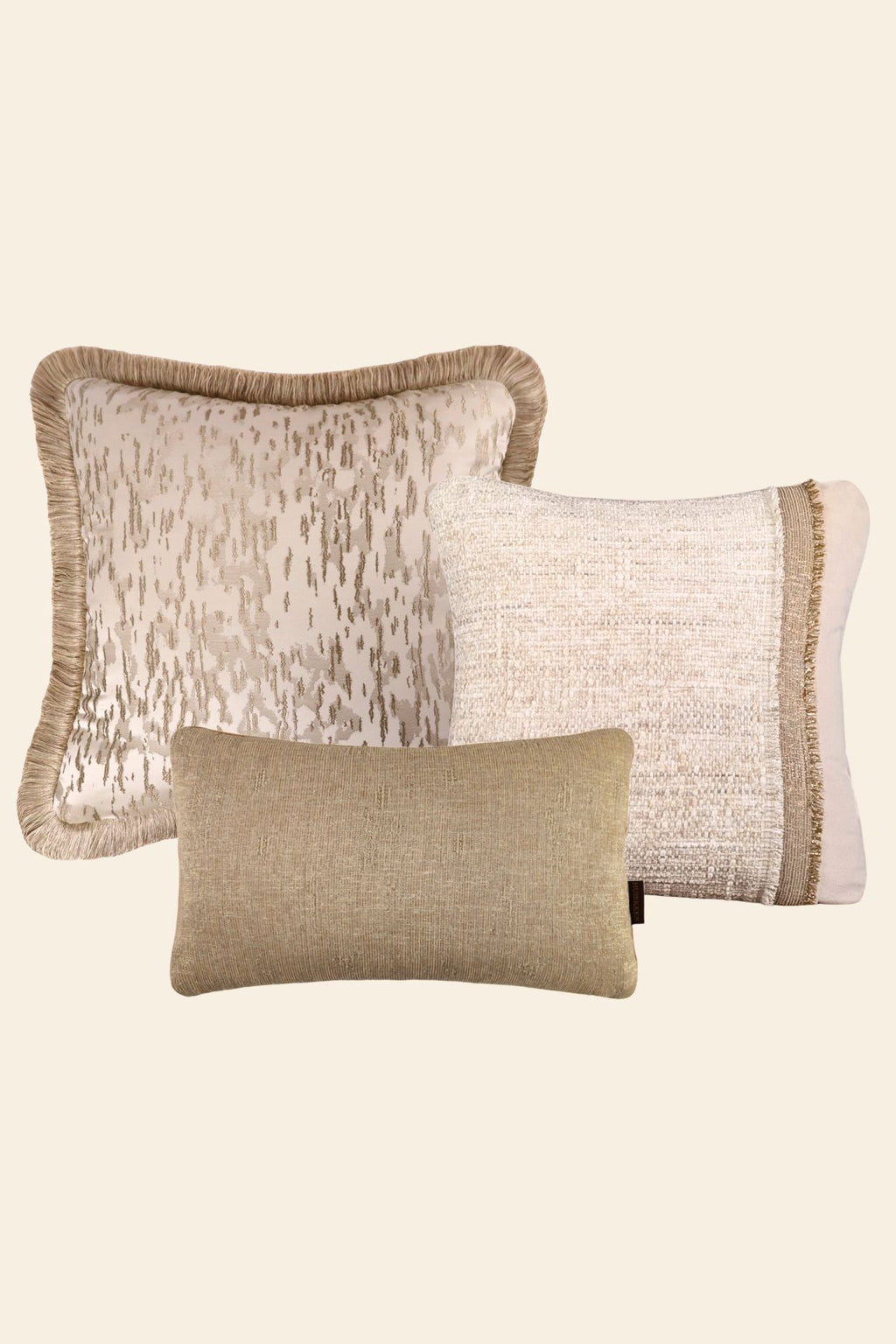 De voorkant van 3 sierkussens in beige tinten.