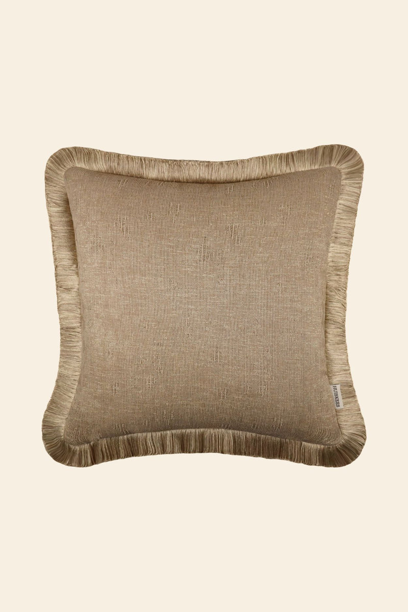 Linnen sierkussen in het beige met franjes in een vierkant formaat.