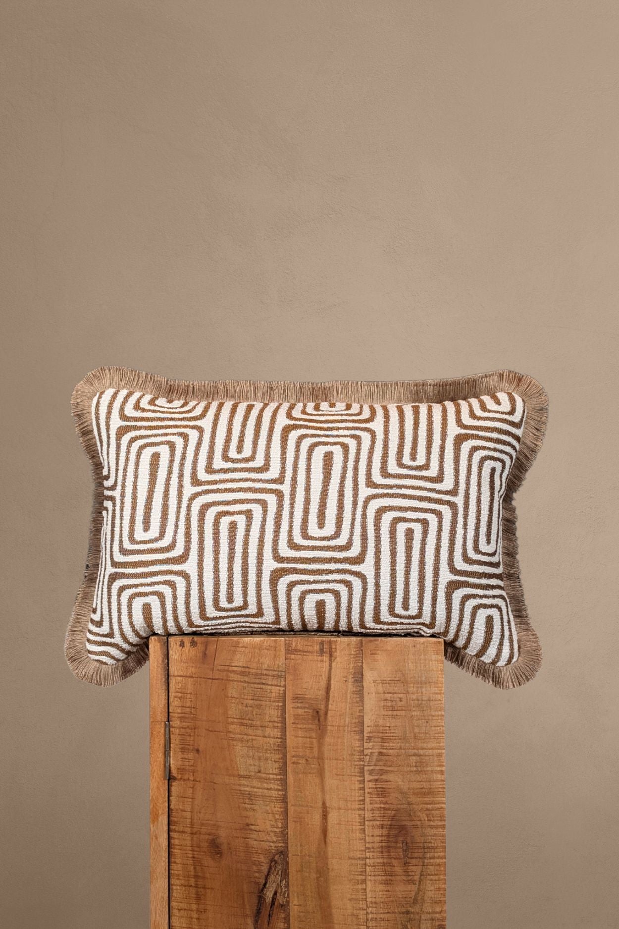 Beige sierkussen met een labyrint motief en franjes