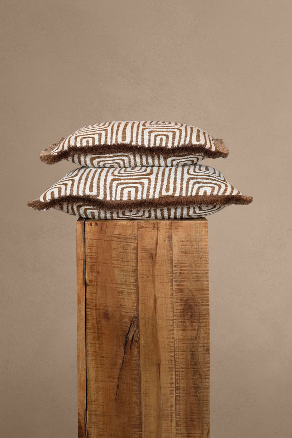 Beige sierkussen met een labyrint motief en franjes