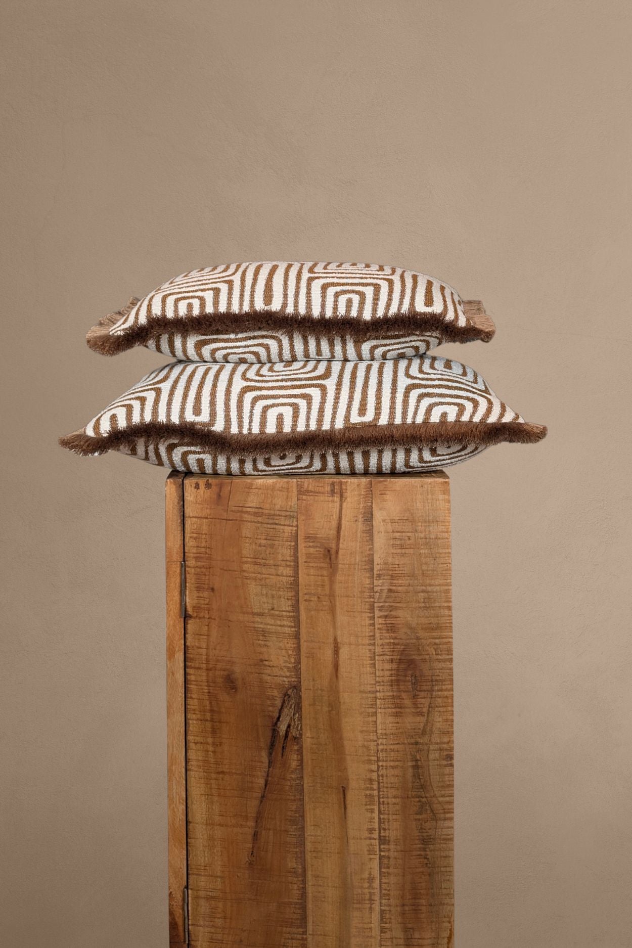 Beige sierkussen met een labyrint motief en franjes