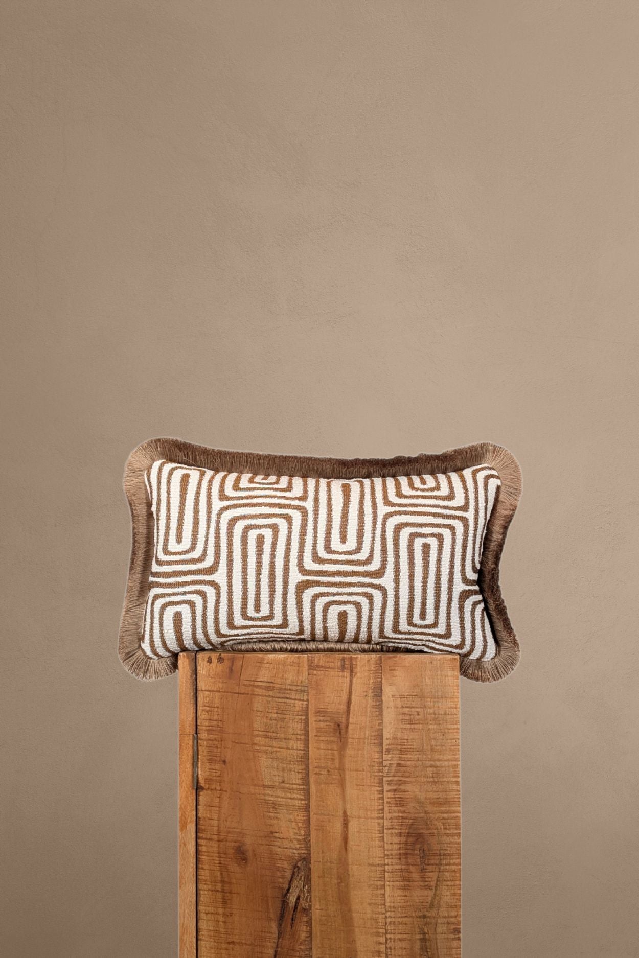 Beige sierkussen met een labyrint motief en franjes
