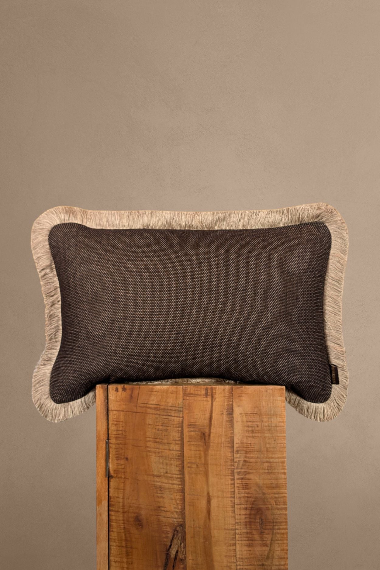 Bruin sierkussen met beige franjes