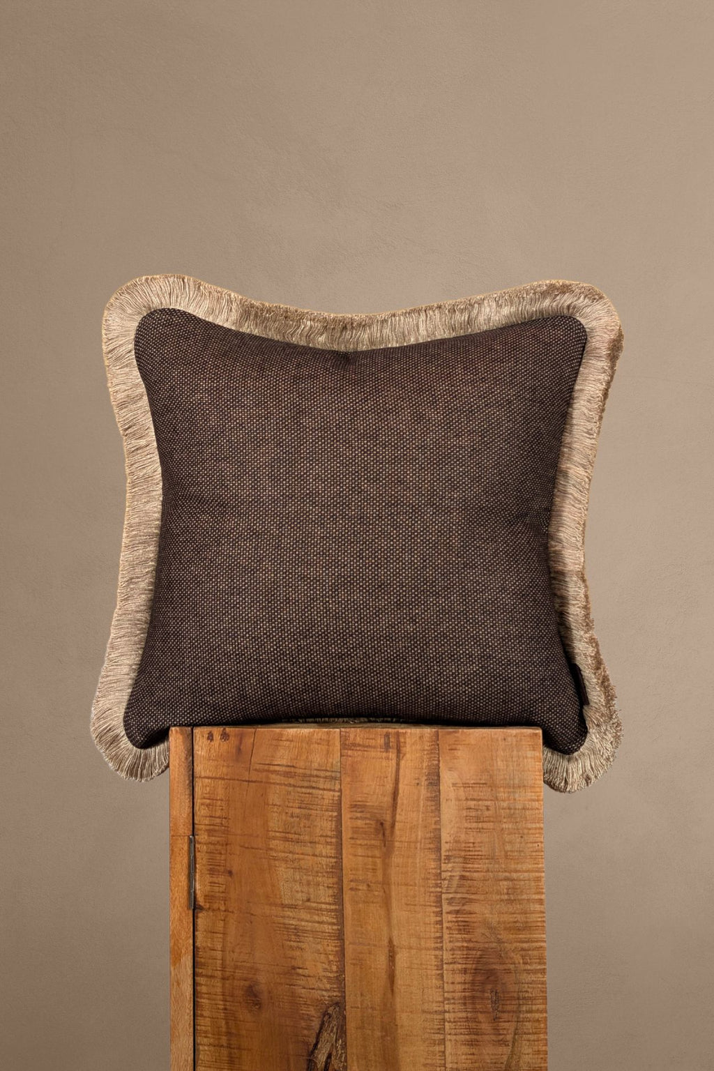 Bruin sierkussen met beige franjes