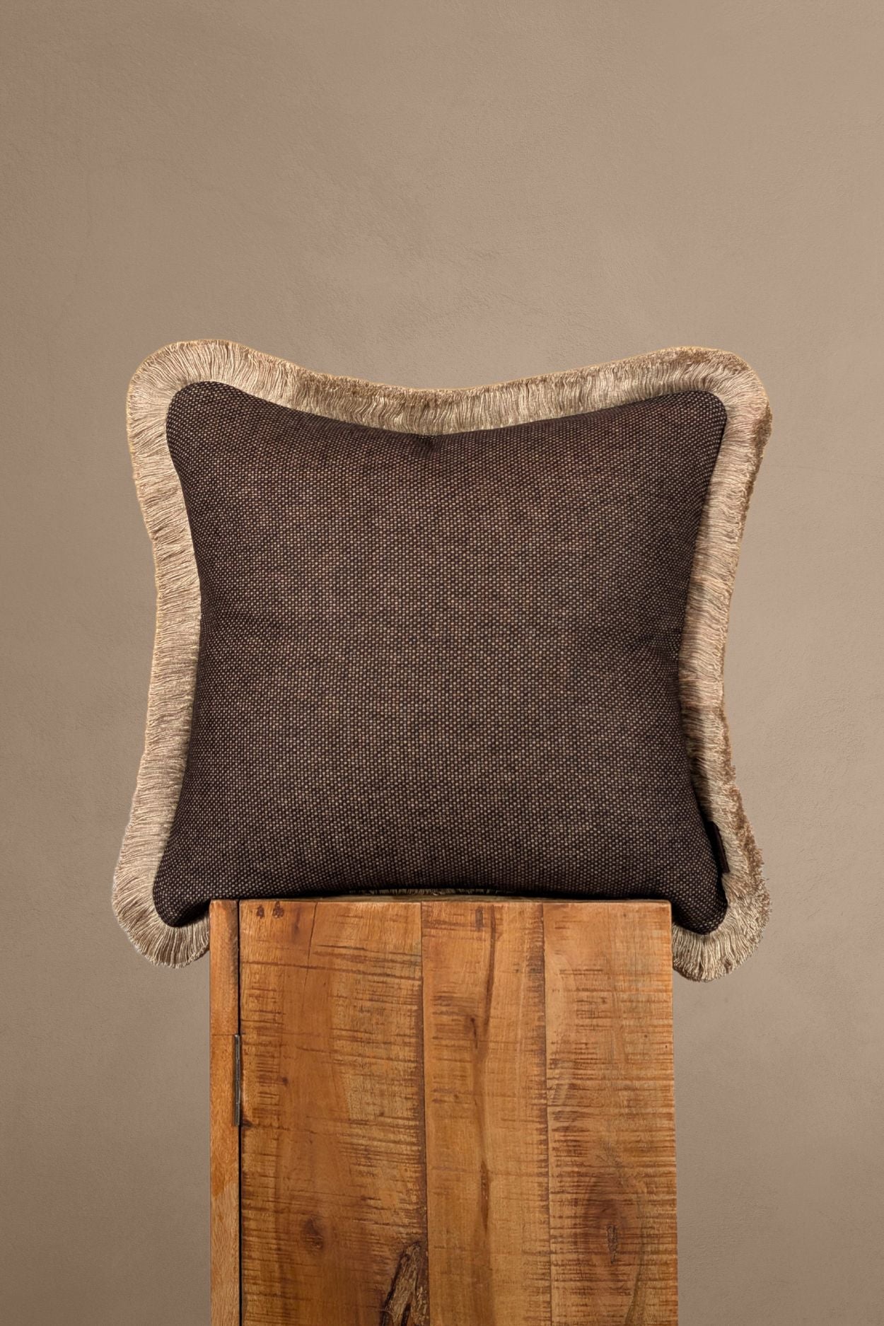 Bruin sierkussen met beige franjes