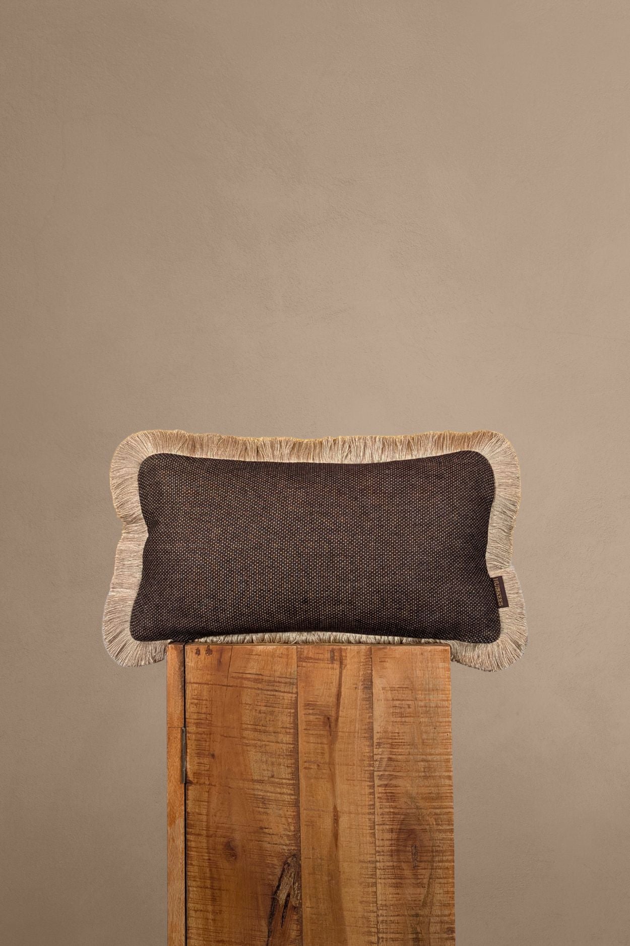 Bruin sierkussen met beige franjes