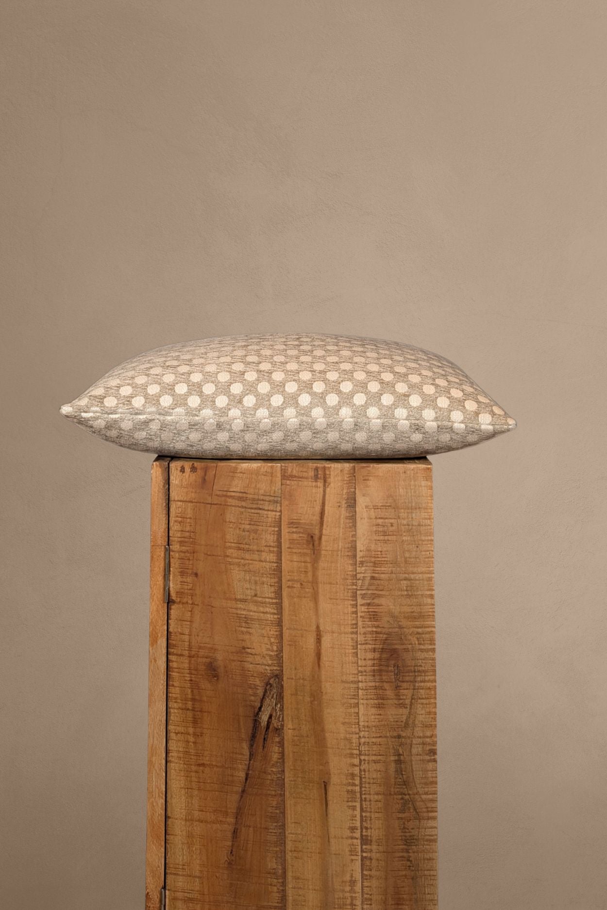 Beige sierkussen met stippen