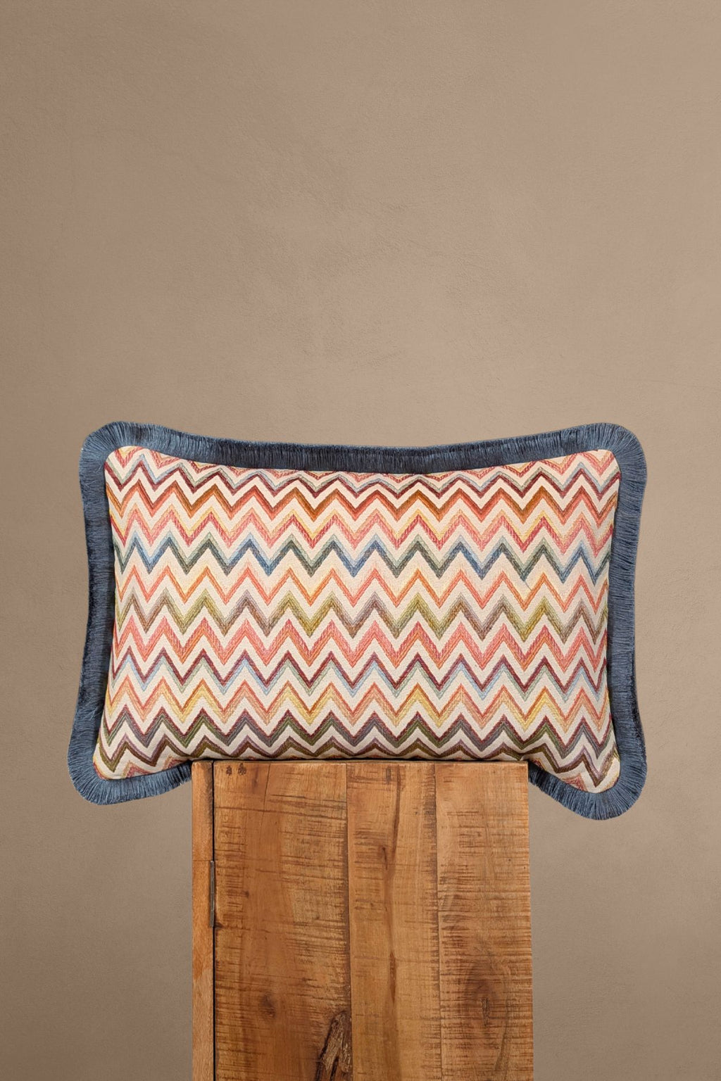 Sierkussen met zigzag motief in diverse kleuren