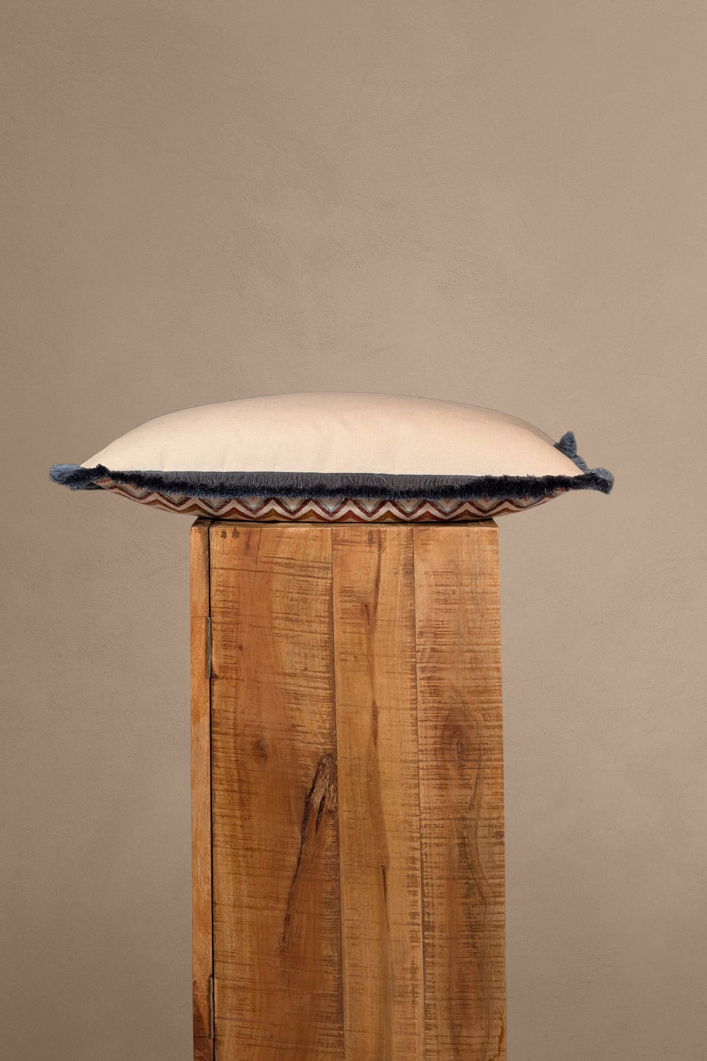 Liggend sierkussen met blauwe franjes